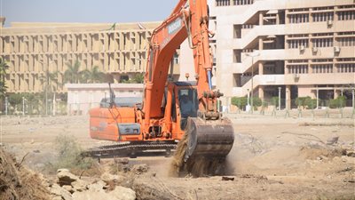 المستشفى الجامعي الأول بجنوب وشرق القاهرة.. بدء الحفر بالمجمع الطبي لـ جامعة حلوان بسعة 1000 سرير