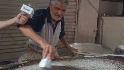 المهنة دي متعة كبيرة ليا.. أقدم بائع كنافة في الجيزة: بقالي 50 سنة فيها وبنشتغل من السنة للسنة | بث مباشر