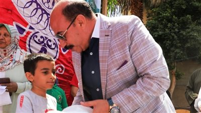 محافظ أسوان يهدي شنط ملابس العيد للأطفال الأيتام بدور الرعاية الاجتماعية