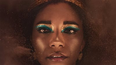 كليوباترا سمراء البشرة.. جدل عالمي واسع بعد انتشار بوستر لمسلسل نتفليكس الجديد