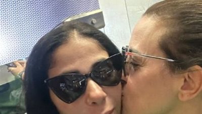 بالأحضان.. ريهام عبد الغفور لـ منى زكي: بحبك حب أنتِ فخرنا