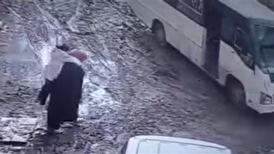 بساق مكسورة.. معلمة تحمل الأطفال على ظهرها حتى حافلة المدرسة بسبب سوء الطقس