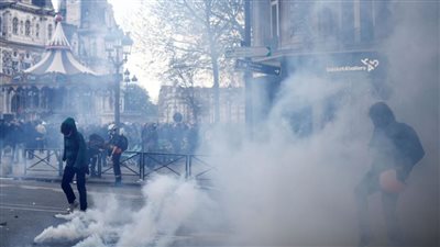 إصابة 22 فردا من عناصر الشرطة الفرنسية في مواجهات مع المحتجين على قانون التقاعد 