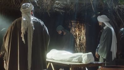 مسلسل رسالة الإمام الحلقة 22 | الشافعي يعلم الناس طريقة غسل الميت على سنة رسول الله