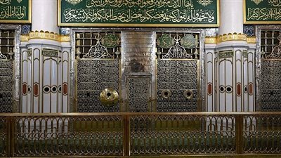 من النحاس النقي.. تدشين الحاجز النحاسي المذهب المحيط بالحجرة النبوية