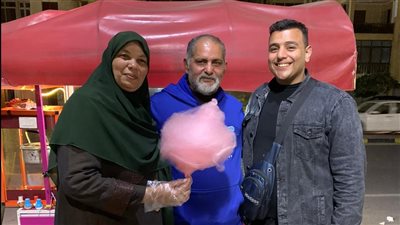 الدنيا طحنتنا.. سيدة وزوجها يبيعان غزل البنات على عربة ببورسعيد: عاوزين ناكل وندفع الإيجار | صور وفيديو