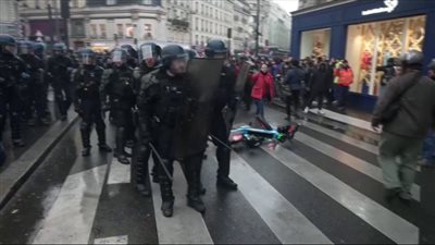 اشتباكات بين المتظاهرين وقوات الأمن في باريس بعد المصادقة على قانون رفع سن التقاعد