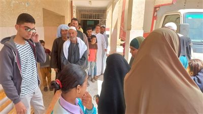 إقبال كثيف من المواطنين بقرية كحك بالفيوم على القافلة الطبية المجانية