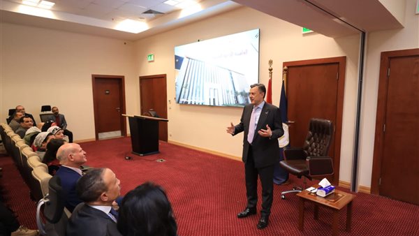 وزير السياحة والآثار،