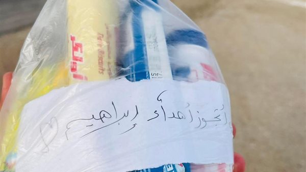 شاب يوزع إفطار بنيه