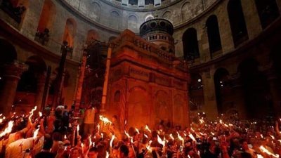 الأقباط يحتفلون بـ سبت الفرح.. وينتظرون ظهور النور المقدس