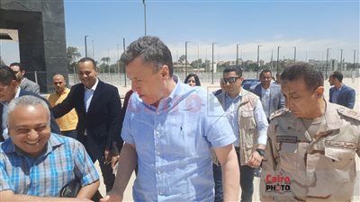 وزير السياحة ممازحًا المتواجدين داخل المتحف الكبير: شمروا مش مشمرين ليه؟