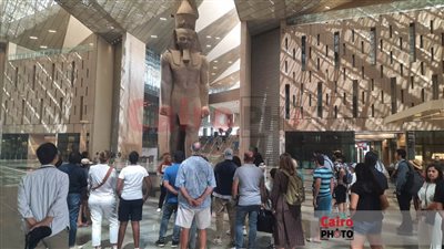 الصور الأولى لتمثال الملك رمسيس الثاني بالمتحف المصري الكبير بعد سقوط الأمطار عليه