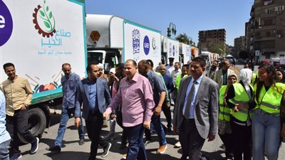 بالتعاون مع صناع الخير.. اصطفاف 30 شاحنة محملة بـ 4 آلاف كرتونة مواد غذائية