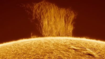 تضر شبكات الطاقة في العالم.. علماء يحذرون من زيادة الأحداث الشمسية 