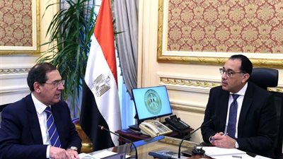 رئيس الوزراء يتابع مع وزير البترول عددا من مشروعات الوزارة وملفات العمل بها