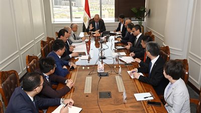 وزير الإسكان يلتقي نائب رئيس شركة سينوشور الصينية لتأمين الصادرات لبحث التعاون المشترك