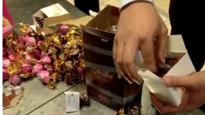 ترامادول داخل علبة شيكولاتة.. ضبط راكب حاول تهريب 810 أقراص مخدرة في مطار القاهرة