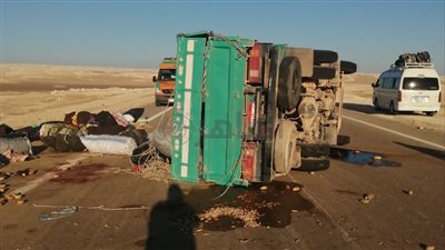 انقلاب سيارة داخل مصرف على طريق ميت غمر بالدقهلية 