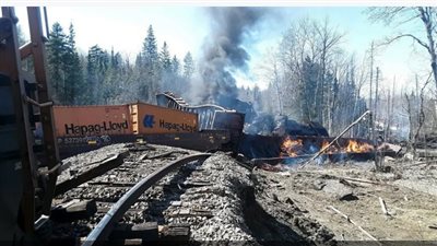 خروج قطار عن القضبان واشتعال النيران به في ولاية مين الأمريكية