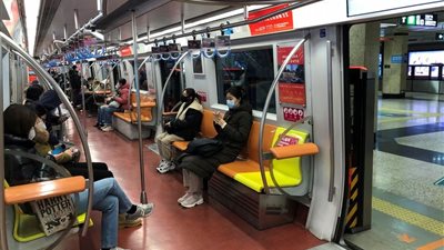 مترو أنفاق بكين يُسقط قاعدة قناع كورونا الإلزامية.. وعالم أوبئة: الفيروس يقترب من نهايته