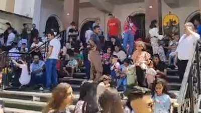 بحضور المئات.. الأقباط يحتفلون بـ عيد القيامة في كاتدرائية الأنبا شنودة بالغردقة | بث مباشر