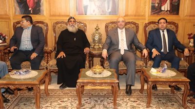 محافظ بني سويف يهنئ الإخوة المسيحيين بعيد القيامة المجيد خلال زيارته لديري الأنبا بولا والأنبا أنطونيوس 