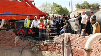 وفيات ومصابون.. محافظ القاهرة يشرف على إنقاذ عمال حادث الاختناق في نفق بحلوان