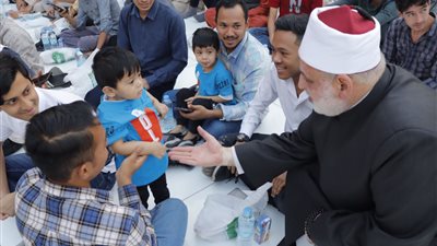 وكيل الأزهر يتناول الإفطار مع الطلاب الوافدين