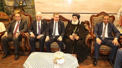 محافظ المنوفية ورئيس الجامعة يقدمان التهنئة للأنبا بنيامين بمناسبة عيد القيامة