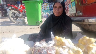 قصة كفاح بائعة كنافة تفترش الرصيف ببني سويف: بقالي 20 سنة بشتغل وجوزت 4 بنات| فيديو 