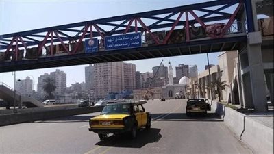 ضبط صاحب مغسلة نشر السجاد على كوبري مشاة بالإسكندرية| بث مباشر