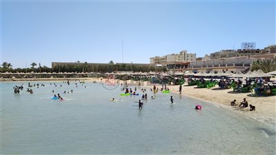 احتفالًا بشم النسيم.. آلاف المواطنين يتوافدون على شواطئ الغردقة | صور