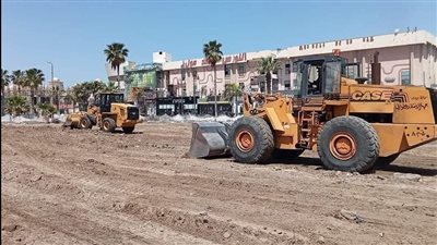 تجهيز أرض ساحة المعمورة بشارع طرح البحر ببورسعيد استعدادًا لاستقبال المصلين لأداء صلاة عيد الفطر المبارك