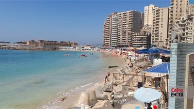 إقبال متوسط على شواطئ الإسكندرية للاحتفال بشم النسيم