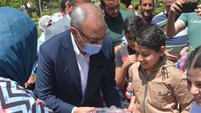 محافظ القليوبية يتفقد حدائق القناطر الخيرية ويقدم الهدايا للأطفال|صور وفيديو 