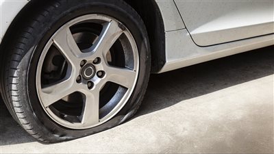 خطوات لإصلاح إطارات سيارتك المثقوبة دون ميكانيكي