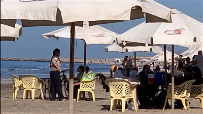 الأعلام خضراء.. شواطئ بورسعيد تستقبل عشاقها في شم النسيم | صور وفيديو