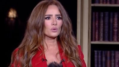 زينة: نادية الجندي ثروة قومية.. والغلط فيها جريمة