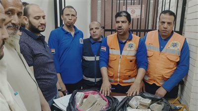 طاقم إسعاف يسلم 2 مليون جنيه لأهالي مصابي حادث بطريق الفيوم القاهرة