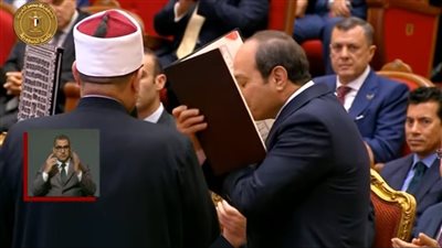 وزير الأوقاف يهدي السيسي نسخة من القرآن الكريم: أدعو الله أن يحفظنا ببركته