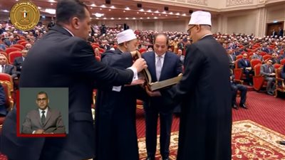 شيخ الأزهر يهدي الرئيس السيسي نسخة من القرآن الكريم