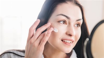 روتين العناية بالبشرة ليلا.. 7 نصائح للتطبيق قبل الذهاب إلى الفراش