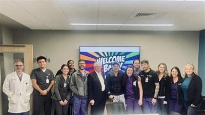 جيريمي رينر يزور الطاقم الطبي الذي أنقذ حياته بعد تعرضه لـ 30 كسرًا في عظامه