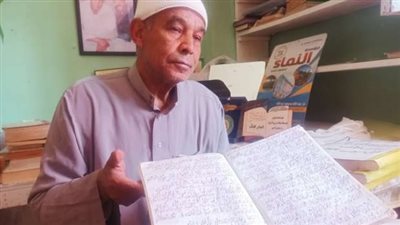 من الخليج لـ ديرب نجم.. حكاية مُدرس كتب القرآن الكريم في 17 عامًا بالشرقية