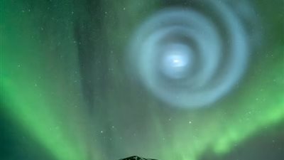 دوامة زرقاء غامضة تظهر في سماء ألاسكا