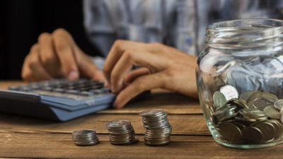 زميلي في العمل مرتبه لا يكفي متطلبات الحياة فهل يجوز إعطاؤه من مال الزكاة؟.. الإفتاء تجيب 