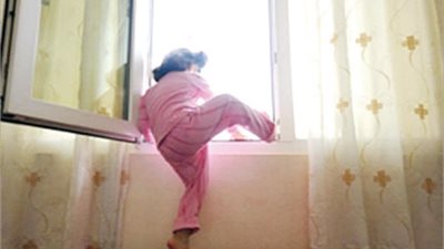 مصرع طفلة سقطت من الطابق الخامس في العاشر من رمضان