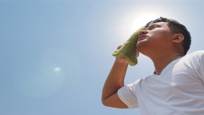 أبرزها ارتفاع درجة حرارة الجسد..11 علامة لضربة الشمس يجب ألا تتجاهلها