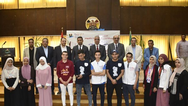 محافظ الفيوم يكرم